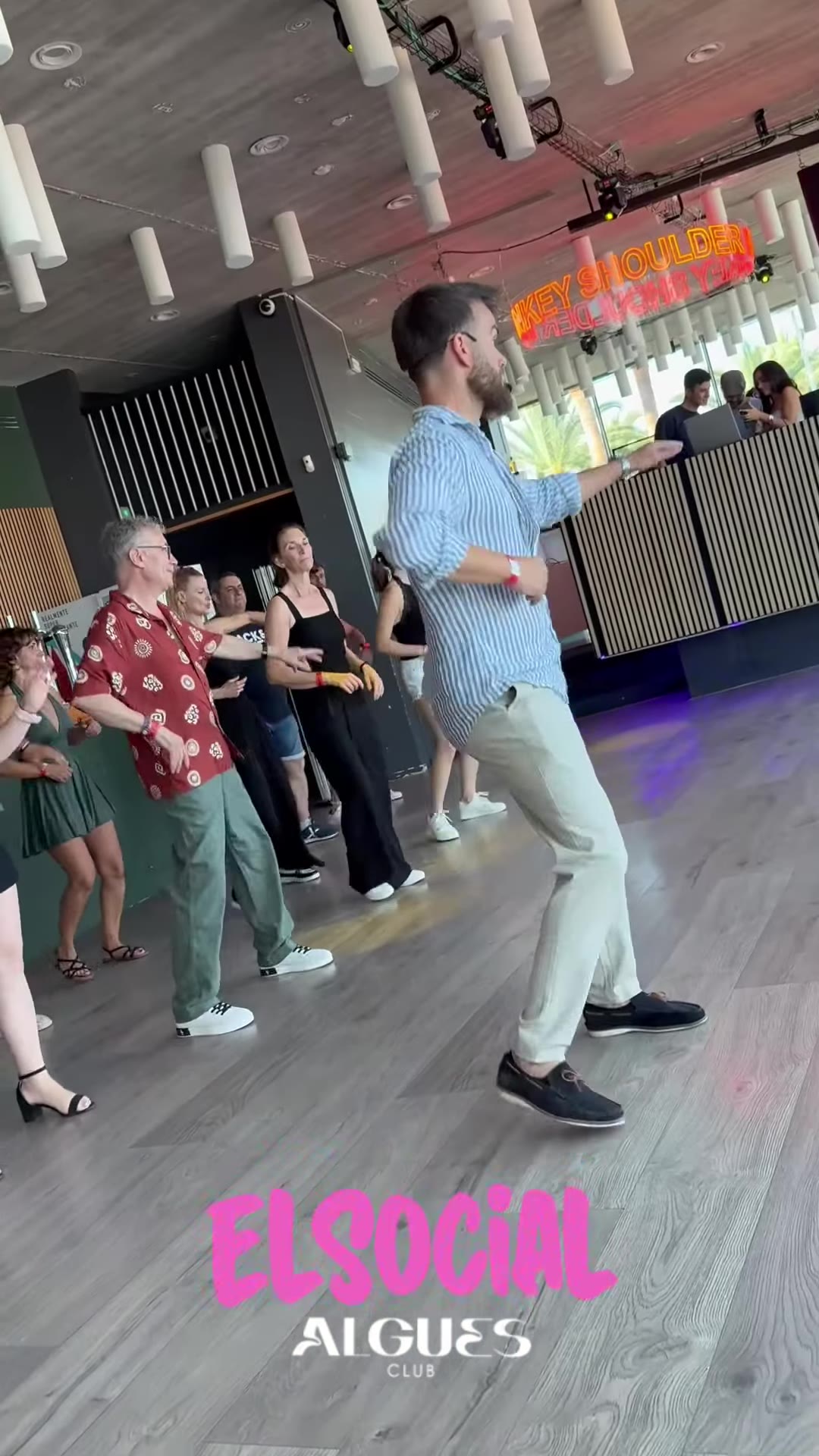 Un profesor guía los pasos del taller con el grupo de El Social