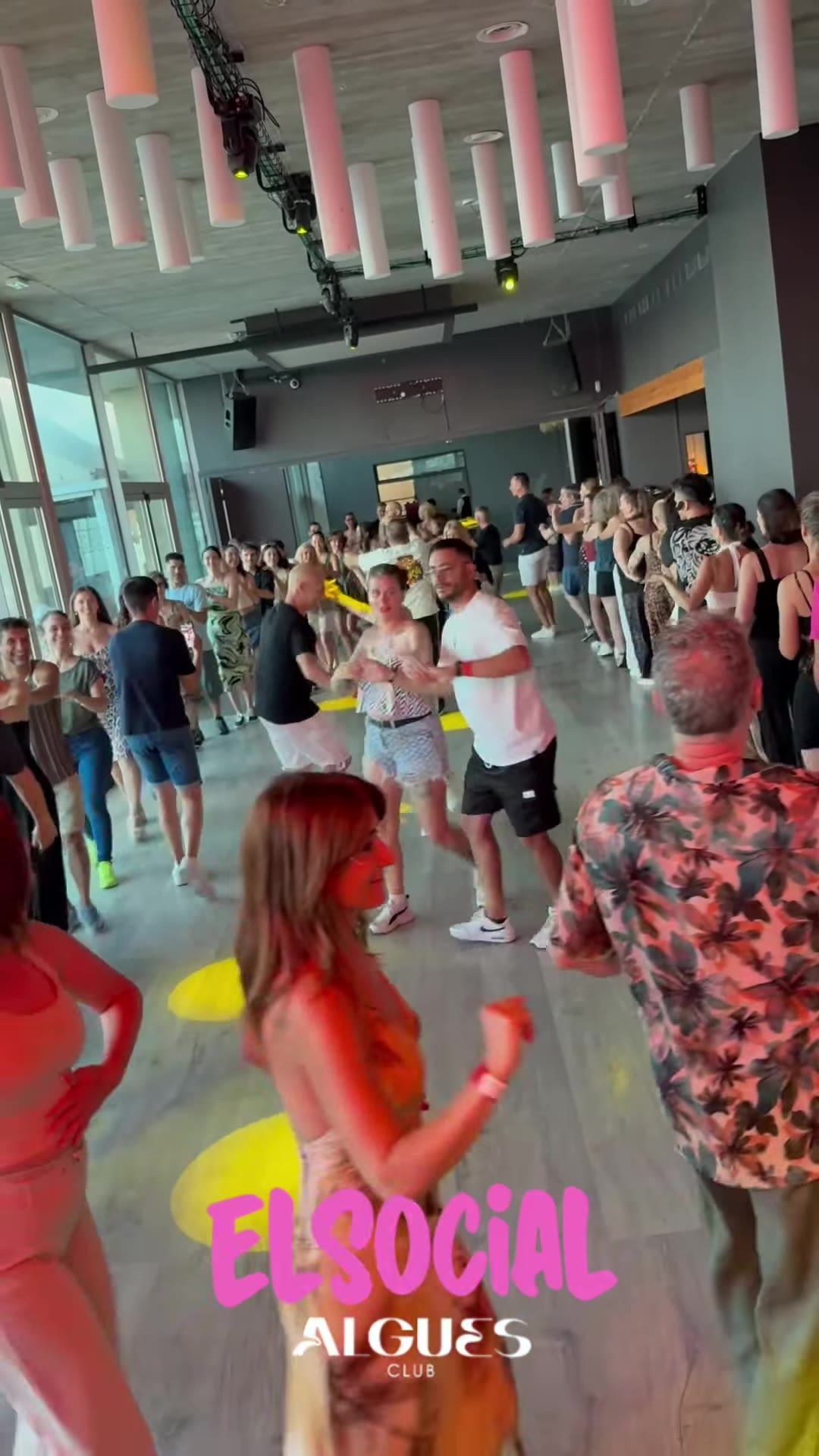 Plano general de la pista de El Social, con asistentes bailando en Algues Club
