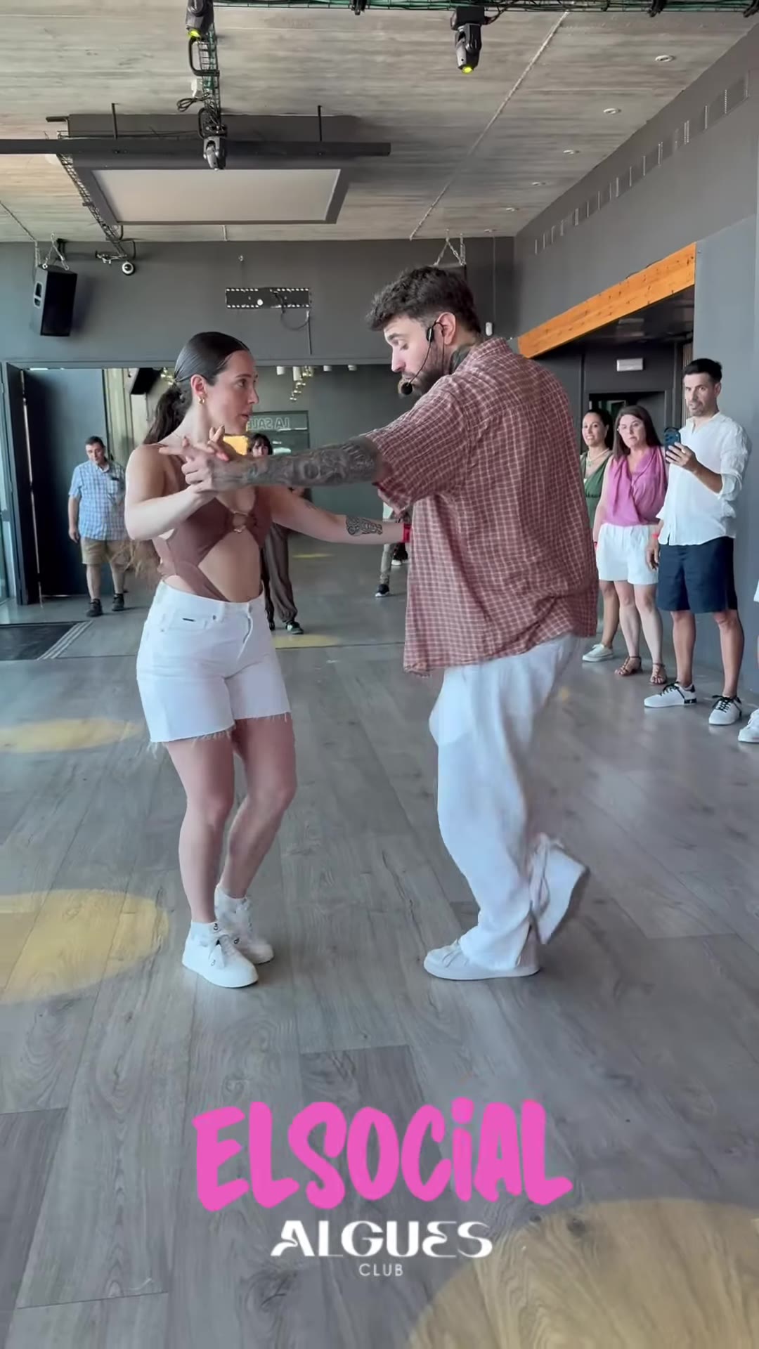 Profesores explicando una figura de baile ante los asistentes de El Social
